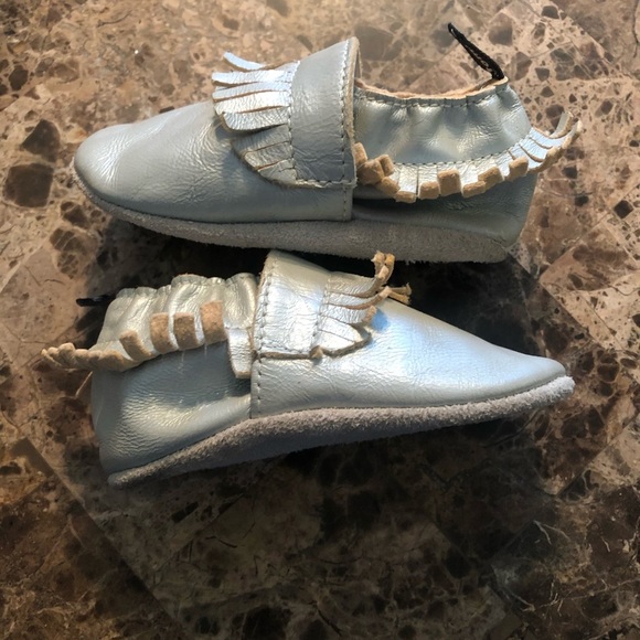 Tommy Tickle silver fringe booties size 6-12 mths - Picture 2 of 4